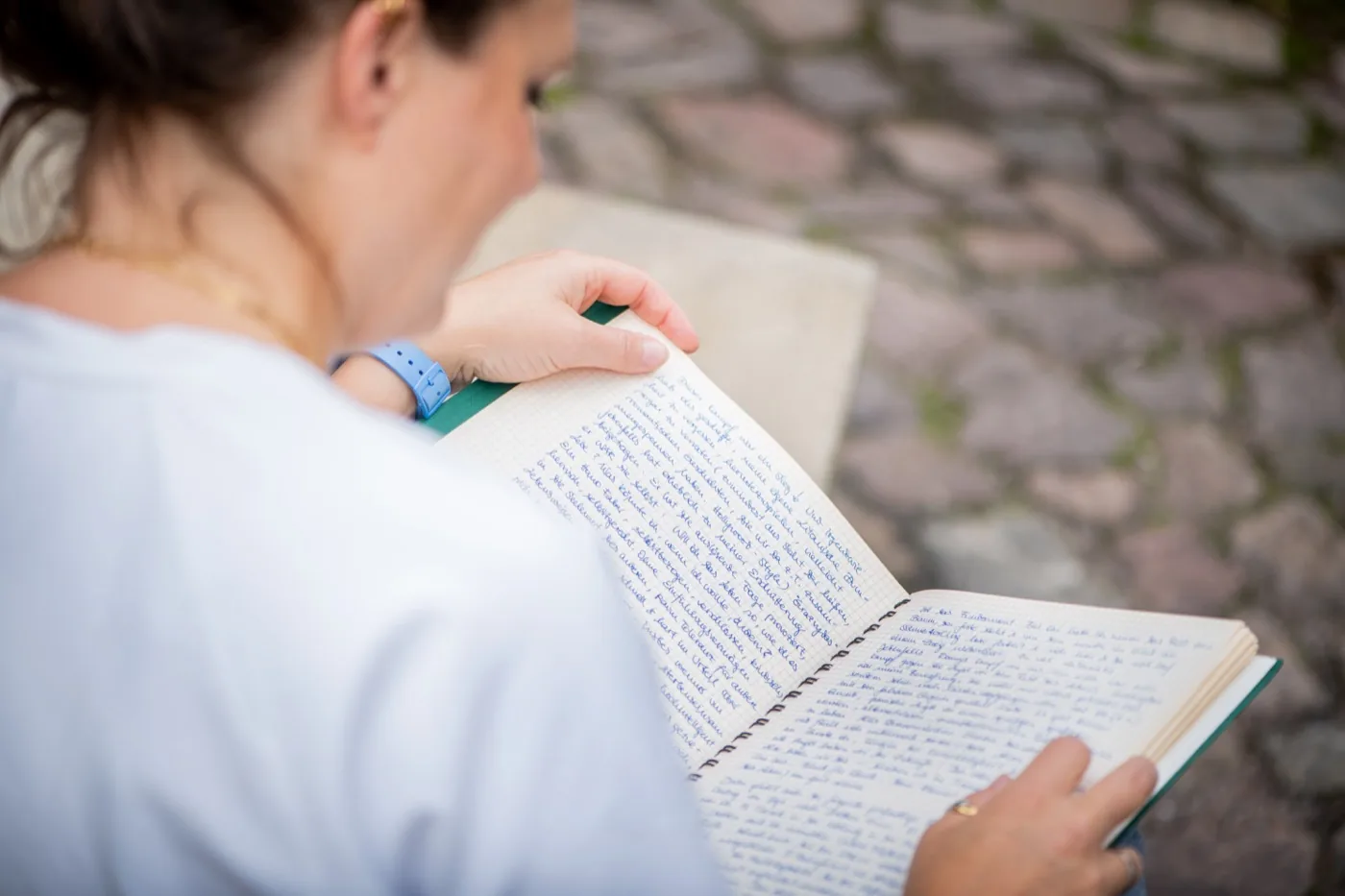 Freie Rednerin Annette Krönert liest in einem handbeschriebenen Notizbuch