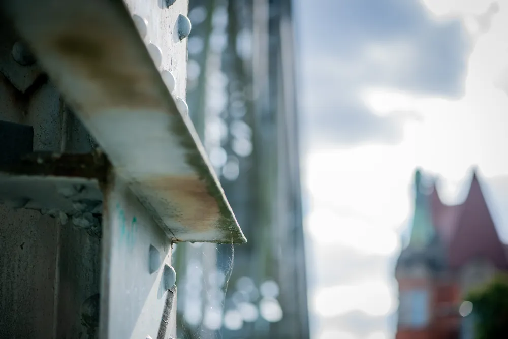 Detail einer Stahlbrücke vor hellem Himmel